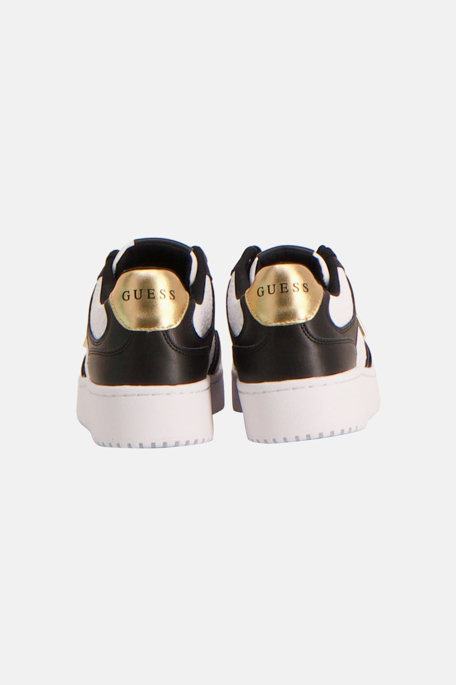 Zwart-witte sneakers van Guess met gouden logo op de hiel, achteraanzicht.