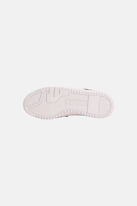 Semelle de baskets blanches Guess, avec divers motifs de texture d'adhérence et logo inversé.