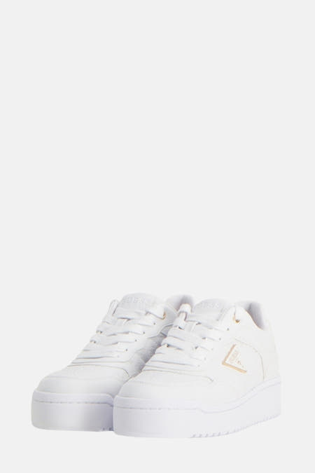 Sneakers blanches de Guess avec le logo Guess sur le côté arrière.