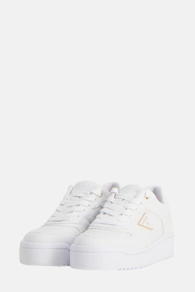 Sneakers blanches de Guess avec fermeture à lacets et logo de la marque doré sur le côté.