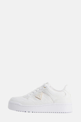 Sneakers blanches de Guess avec un motif relief et une semelle épaisse, en vue latérale.