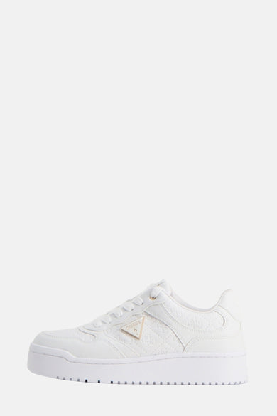 Sneakers blanches de Guess avec un motif relief et une semelle épaisse, en vue latérale.