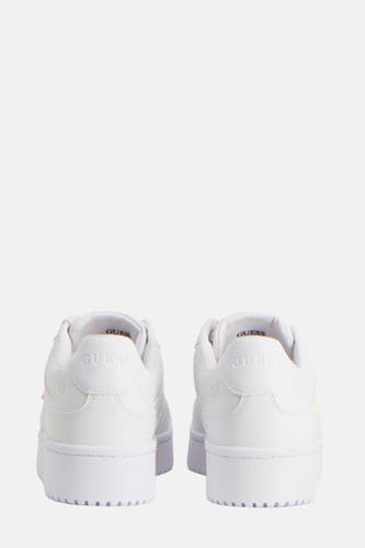 Witte sneakers van Guess met het Guess-logo op de achterkant.
