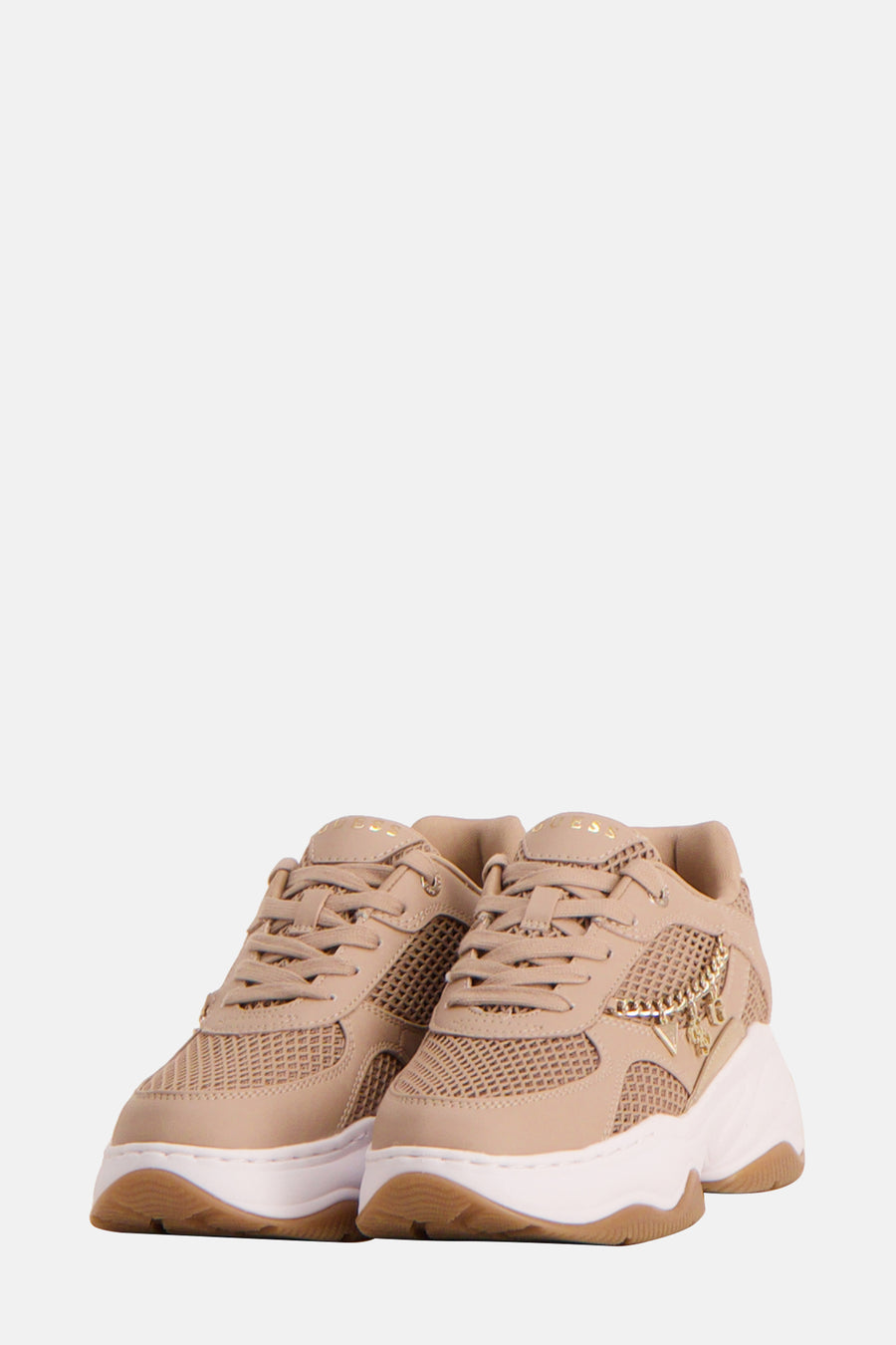 Twee beige Guess sneakers met veters en gouden kettingdetails.