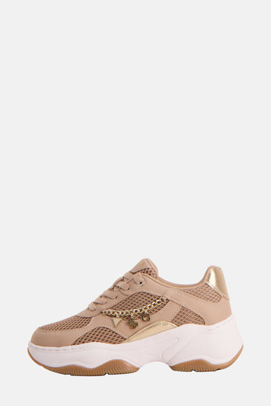 Sneakers marrons de Guess avec détail en chaîne et accents dorés, vue arrière.