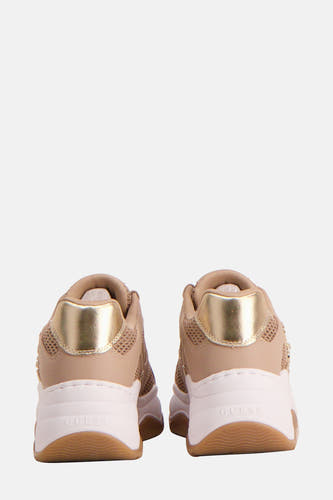 Sneakers brunes de Guess avec des accents dorés sur la semelle et des semelles blanches.