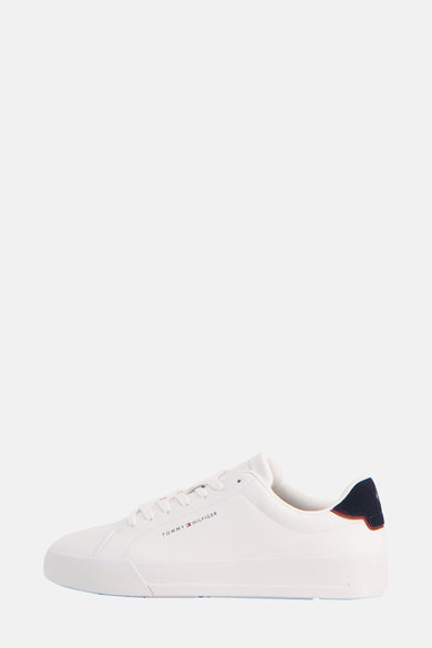 Sneakers blancs de TOMMY JEANS avec des accents bleu marine au niveau du talon.