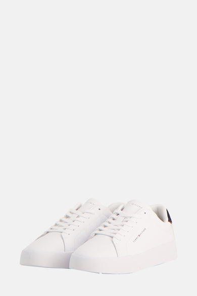 Sneakers blanches de TOMMY JEANS, avec une fermeture à lacets et un accent bleu marine sur la semelle.