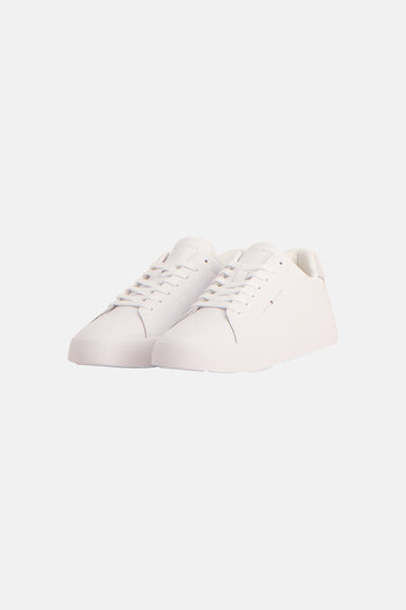 Sneakers blanches de TOMMY JEANS, avec des lacets et une finition lisse.