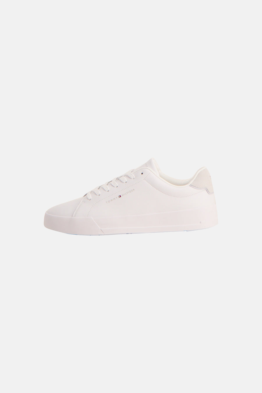 Sneakers blanches de TOMMY JEANS, avec une texture lisse et un détail en suède sur la semelle.