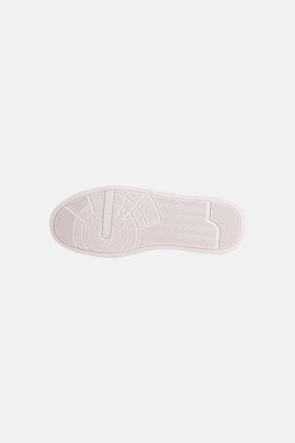 Sneakers blanches de TOMMY JEANS, avec une semelle structurée et un logo de marque sur la languette.
