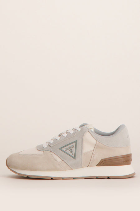 Chaussures de sport grises Guess, avec des accents beige en cuir suédé et le logo Guess sur le côté.