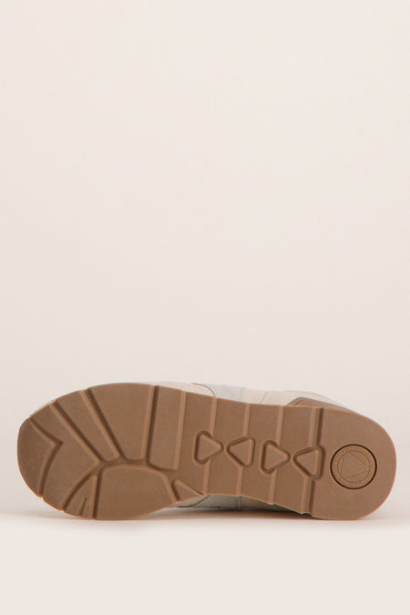 Sneakers gris de Guess, avec une semelle brune à motifs géométriques.