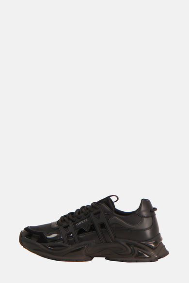 Sneakers noirs de Guess, avec un fini brillant et une semelle épaisse.
