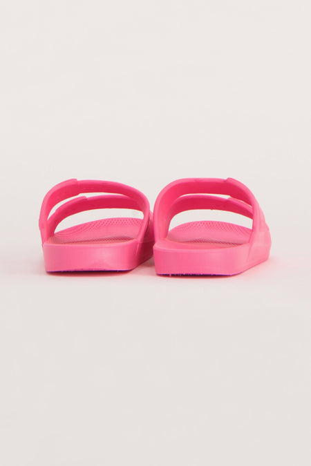 Pantoufles roses de FREEDOM MOSES, vues de derrière, avec une double sangle sur le pied.