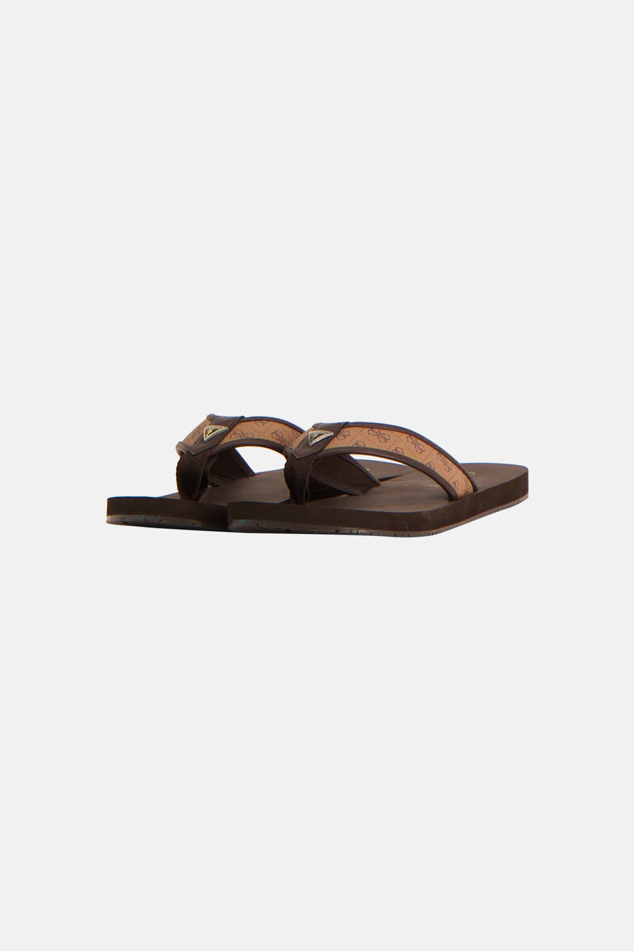 Tongs marron Guess® avec un léger imprimé logo sur les brides et un emblème triangulaire argenté.