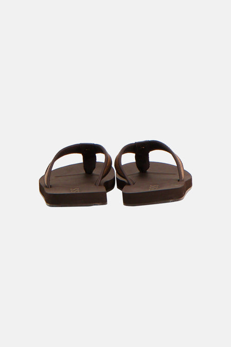 Vue arrière de tongs marron Guess, avec semelles marron foncé, brides marron clair et un logo 'SS'.