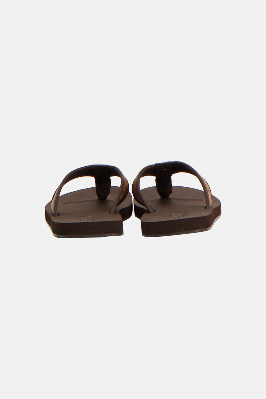 Vue arrière de tongs marron Guess, avec semelles marron foncé, brides marron clair et un logo 'SS'.