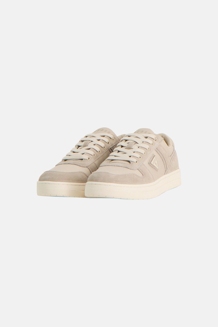 Baskets beiges Guess® avec détails en daim et cuir, lacets blancs et semelles épaisses blanc cassé.