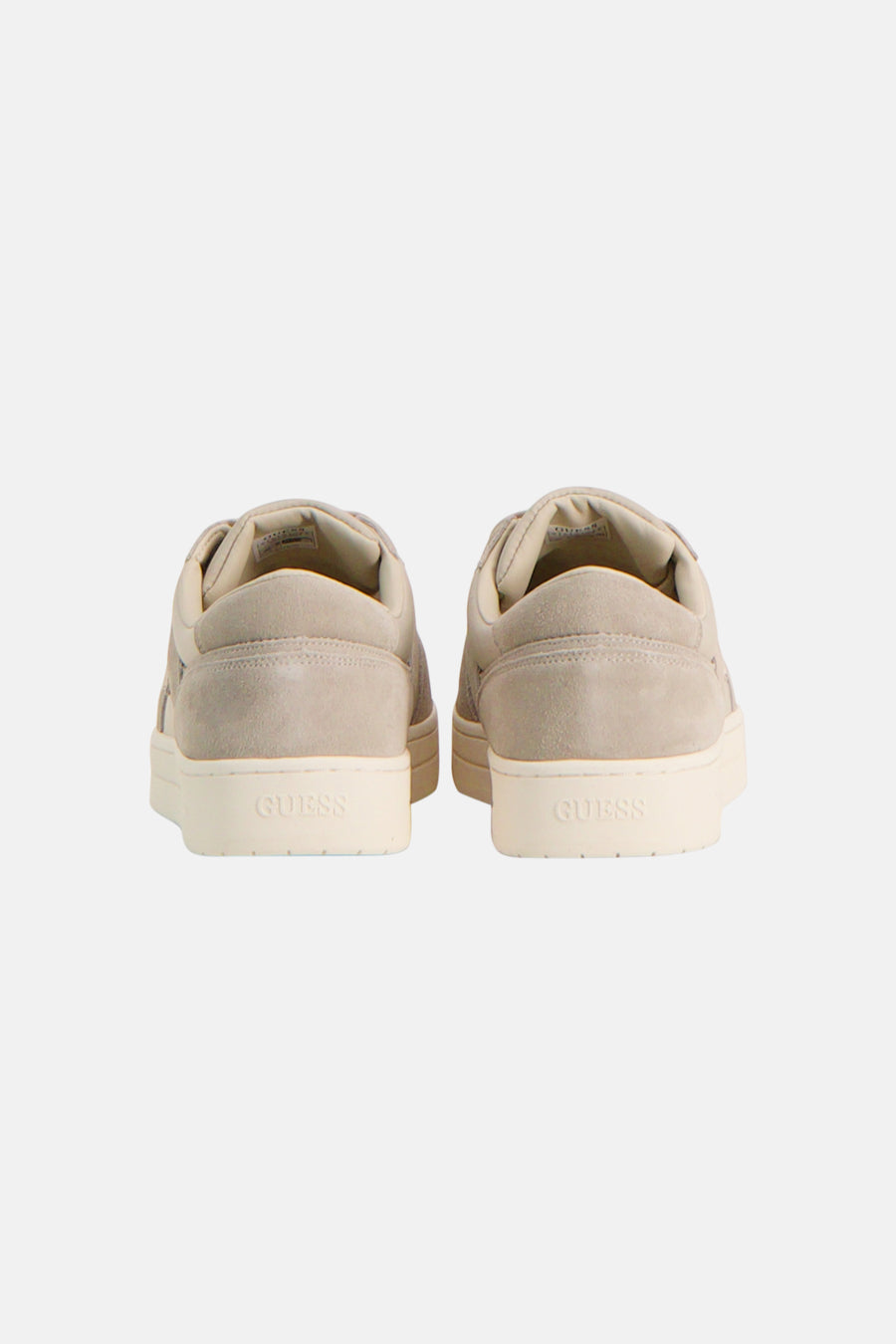 Baskets beiges de Guess avec texture effet daim et 'GUESS' en relief sur le talon, face arrière visible.