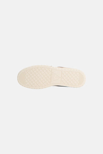 Baskets beiges de Guess avec un motif à carreaux et le logo Guess sur la semelle, vues de dessus.
