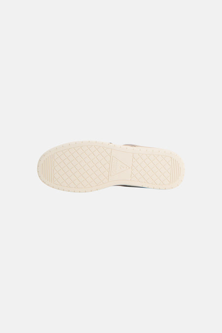 Baskets beiges de Guess avec un motif à carreaux et le logo Guess sur la semelle, vues de dessus.