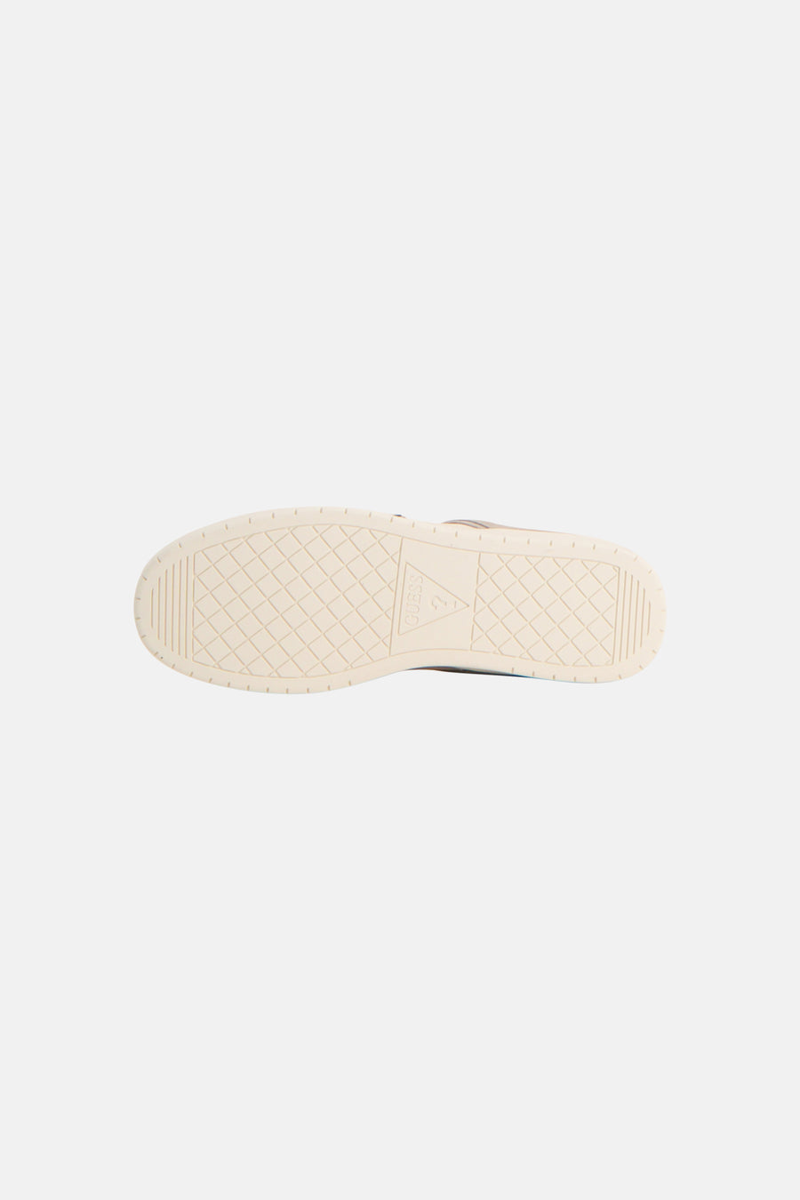 Baskets beiges de Guess avec un motif à carreaux et le logo Guess sur la semelle, vues de dessus.