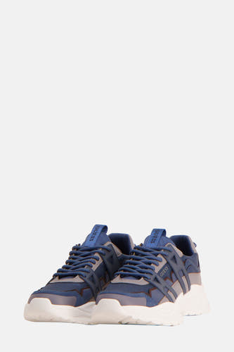 Sneakers bleues de Guess avec des détails gris et une semelle blanche.