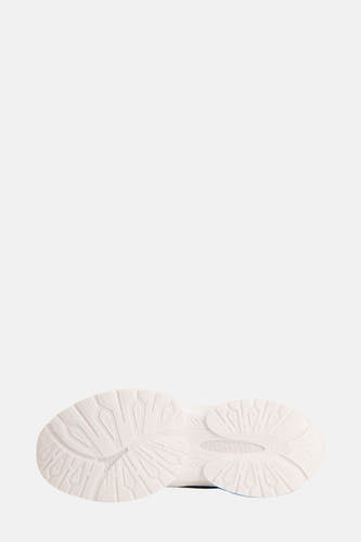 Sneakers bleues de Guess, avec une semelle blanche et un motif géométrique.