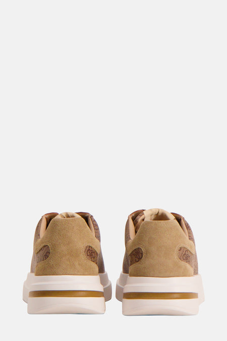 Achterkant beige sneakers met Guess-logo.
