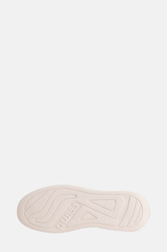 Sneakers brunes de Guess, avec un motif de semelle unique et le logo Guess intégré dans le caoutchouc.