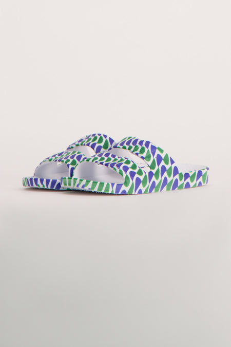 Chaussons bleus de FREEDOM MOSES avec imprimé abstrait vert et blanc.