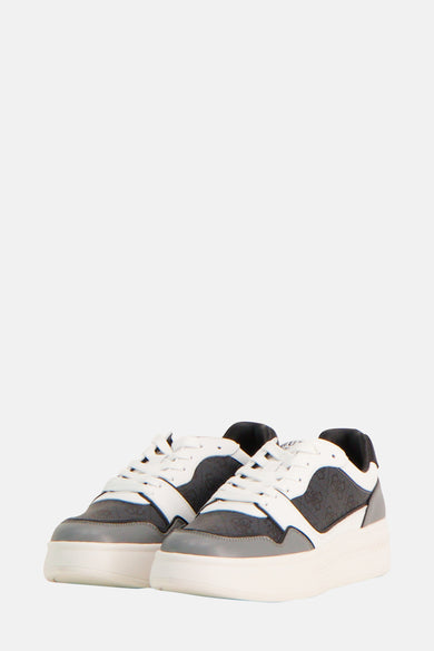 Sneakers multicolores de Guess, avec des lacets blancs, une semelle grise et un motif foncé sur le côté.