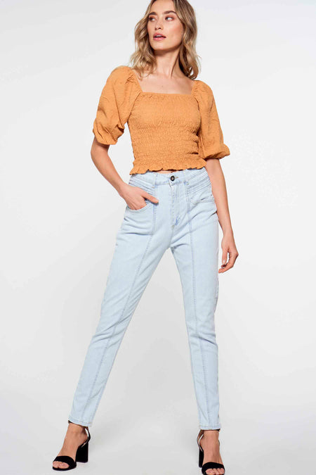 Jeans slim en denim de FOUDRE by Aurélie Van Daelen, avec détails cousus et talons noirs.