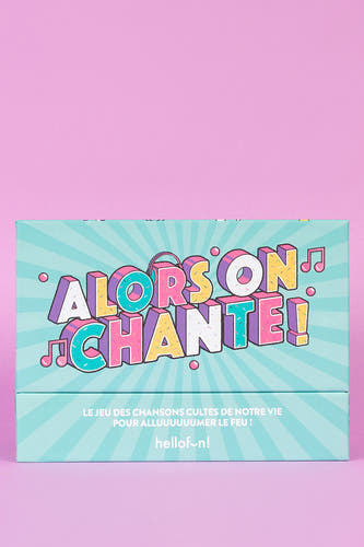 Cadeau multicolore d'HELLOFUN avec le texte "Alors On Chante!" et des notes de musique joyeuses sur un fond bleu.