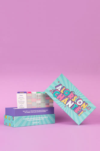 Cadeau multicolore d'HELLOFUN, avec du texte et des cartes empilés, sur un fond violet.