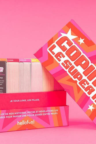 Cadeau multicolore d'HELLOFUN, avec des motifs de étoiles roses et oranges amusants et un texte accrocheur.