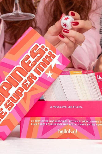 Cadeau multicolore d'HELLOFUN, avec des teintes de rose et d'orange, ainsi qu'un dé en main.