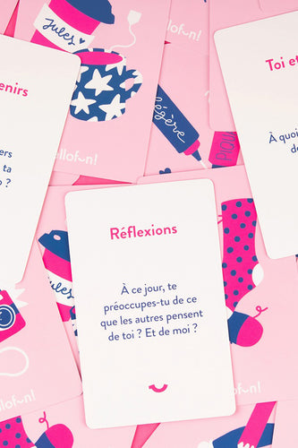 Spelkaarten in roze tinten met illustraties en tekst in het Frans.