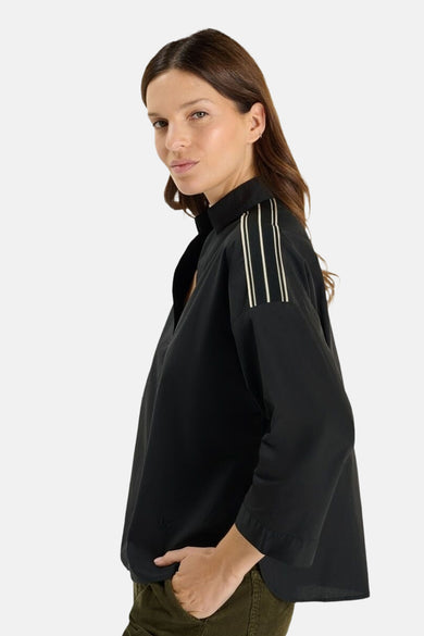 Chemise noire à manches longues de LE TEMPS DES CERISES, avec des rayures verticales sur les épaules.