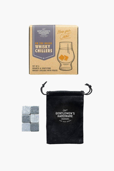 Whisky chillers multicolores de Gentlemen's Hardware, avec six pierres grises et un petit sac en tissu noir.