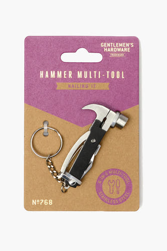 Cadeau multicolore de Gentlemen's Hardware avec un mini-marteau multitool et un porte-clés, présenté dans une emballage en carton violet et marron.