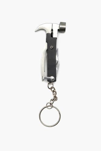 Outils multifonctions de Gentlemen's Hardware avec un marteau, des couteaux, des tournevis et un porte-clés, sur un fond blanc.