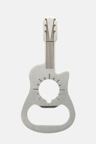 Ouverture de bouteille de guitare couleur argent de Gentlemen's Hardware avec des détails gravés.