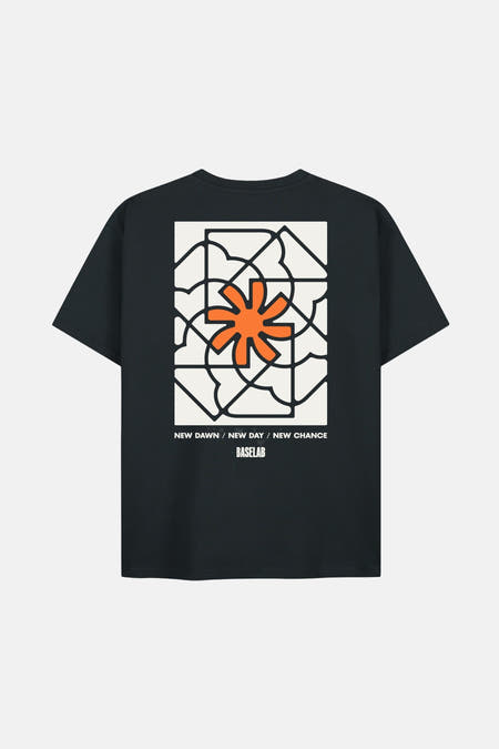 T-shirt noir à manches courtes de BASELAB, avec une impression graphique abstraite sur le dos.