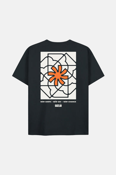 T-shirt noir à manches courtes de BASELAB, avec une impression graphique abstraite sur le dos.