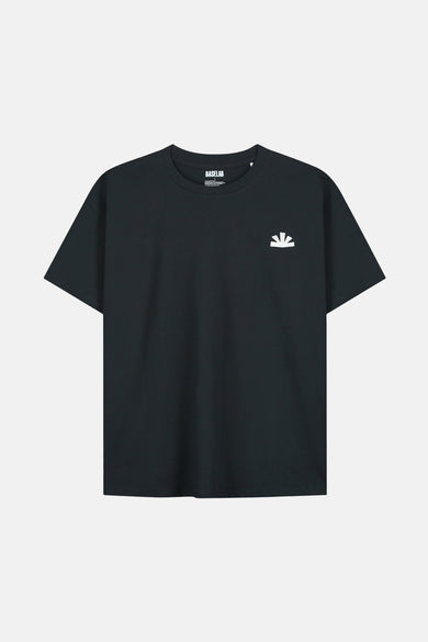 T-shirt noir à manches courtes de BASELAB, avec un petit logo blanc sur la poitrine.