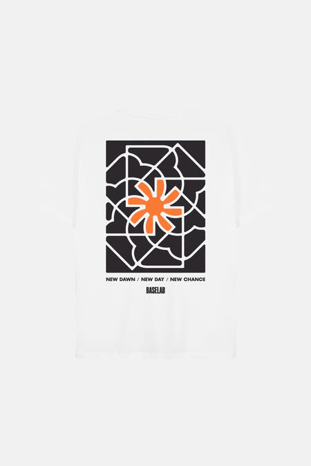 T-shirt blanc à manches courtes de BASELAB, avec une impression graphique sur le dos présent un motif floral orange.