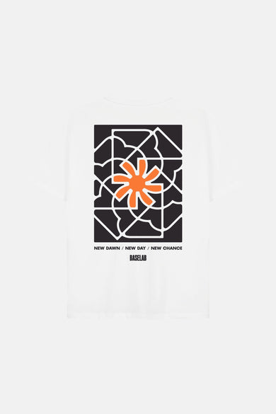 T-shirt blanc à manches courtes de BASELAB, avec une impression graphique sur le dos présent un motif floral orange.