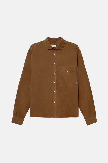 Chemise en corduroy brun à longues manches de POMPEII, avec une poche poitrine et un et et et bouton.